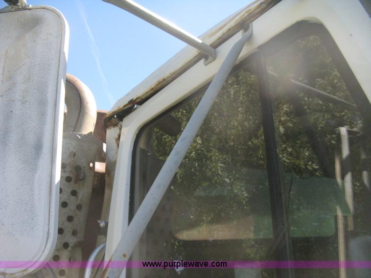 image for item H6330 1981 International 1854 dump truck