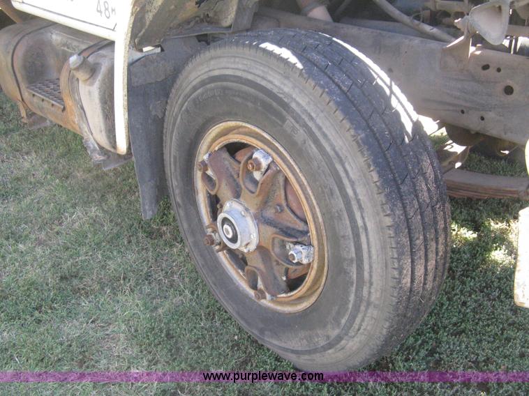 image for item H6330 1981 International 1854 dump truck