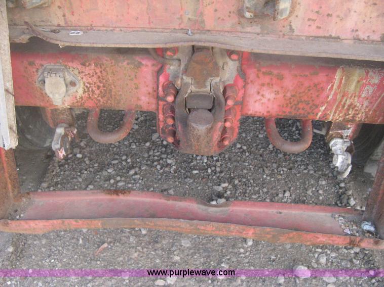 image for item H6344 1987 Pines 28' dry van trailer