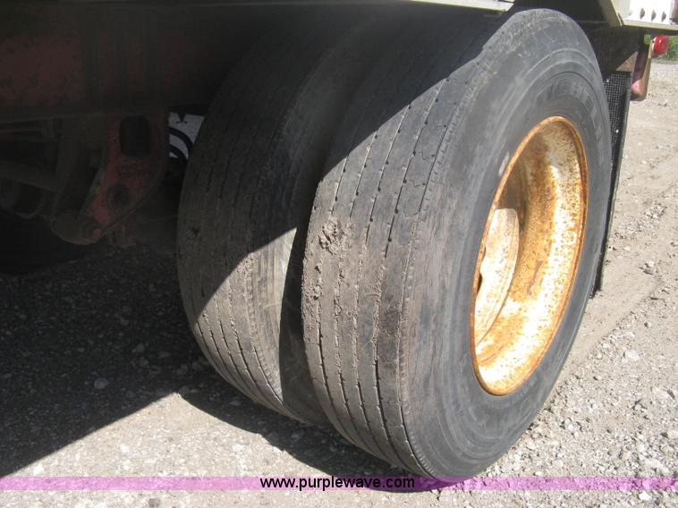 image for item H6344 1987 Pines 28' dry van trailer