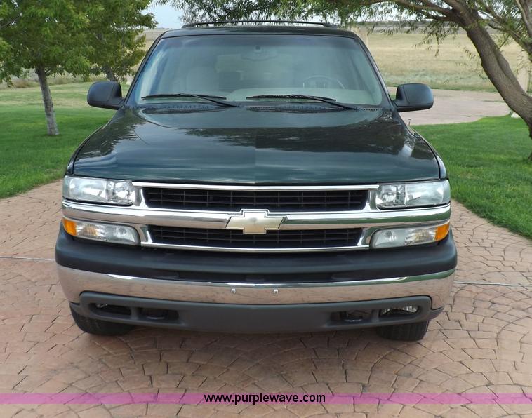 image for item I8487 2004 Chevrolet Suburban 1500 SUV