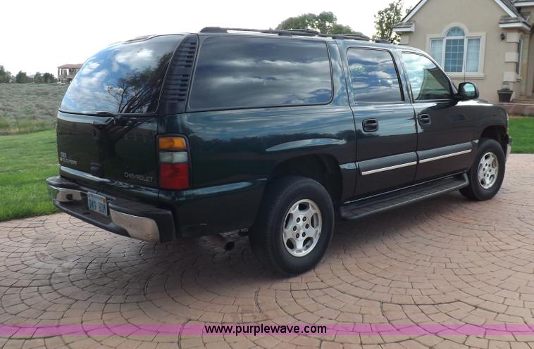 image for item I8487 2004 Chevrolet Suburban 1500 SUV