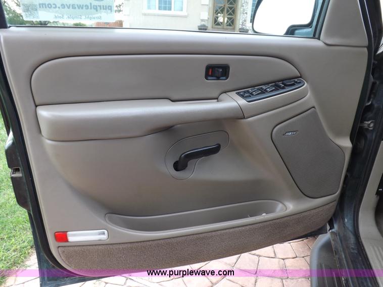 image for item I8487 2004 Chevrolet Suburban 1500 SUV