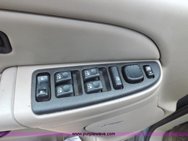 image for item I8487 2004 Chevrolet Suburban 1500 SUV