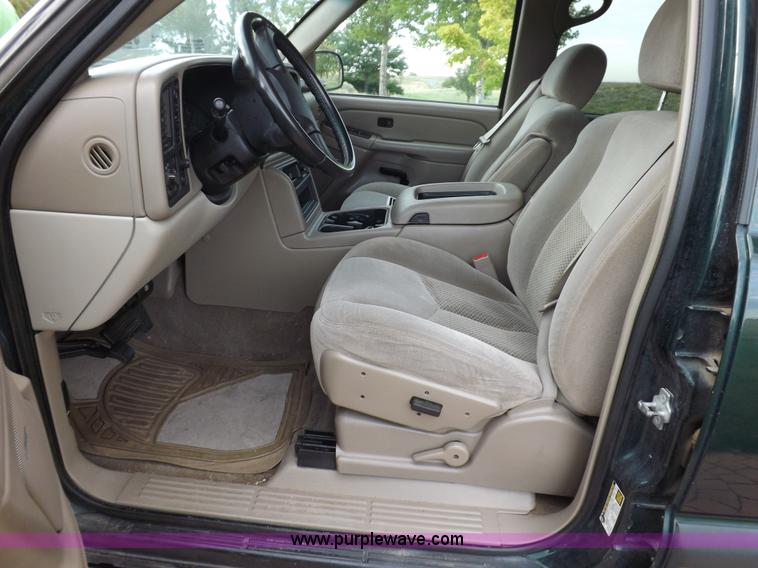 image for item I8487 2004 Chevrolet Suburban 1500 SUV