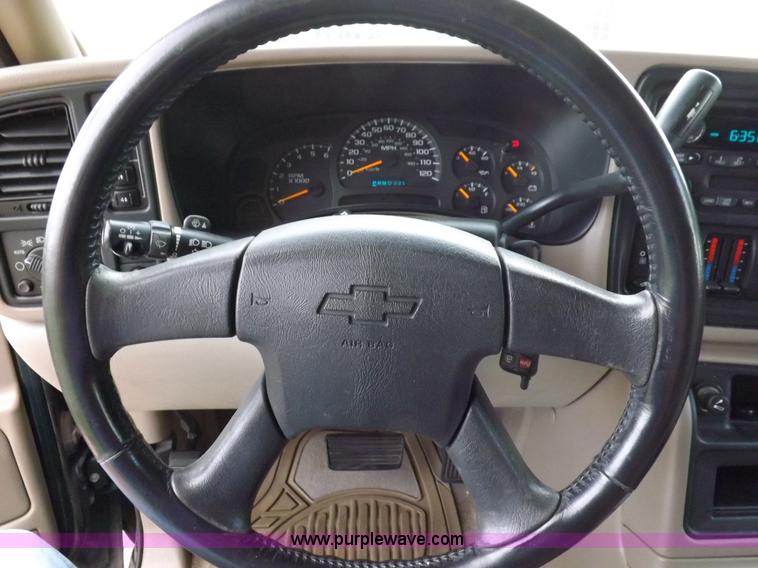 image for item I8487 2004 Chevrolet Suburban 1500 SUV