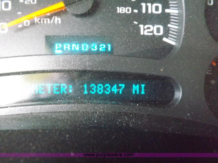 image for item I8487 2004 Chevrolet Suburban 1500 SUV