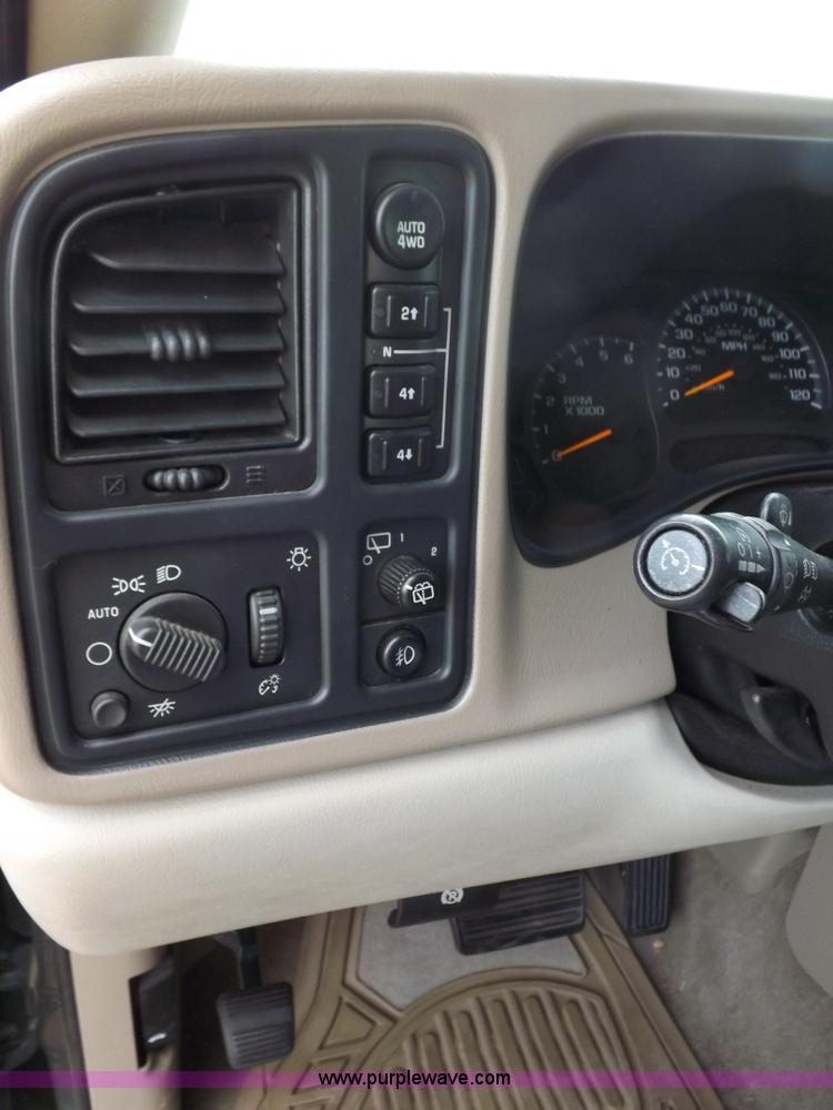 image for item I8487 2004 Chevrolet Suburban 1500 SUV