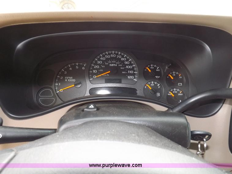 image for item I8487 2004 Chevrolet Suburban 1500 SUV