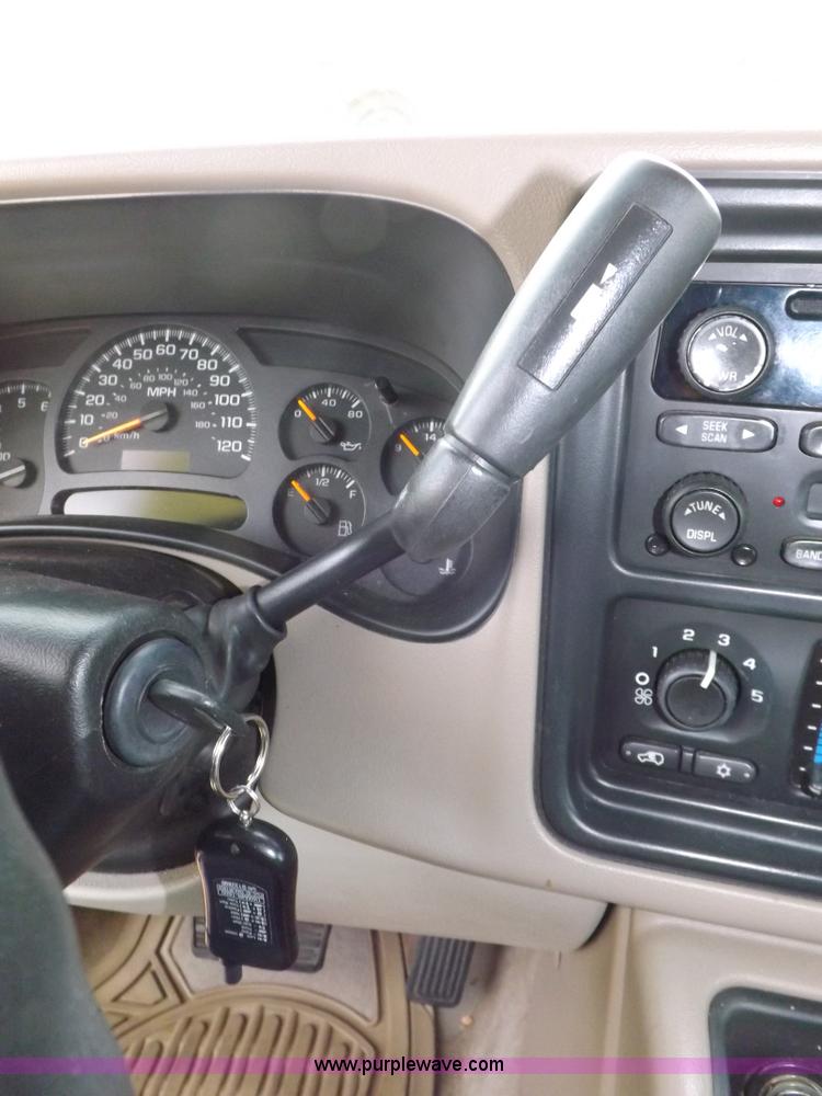 image for item I8487 2004 Chevrolet Suburban 1500 SUV