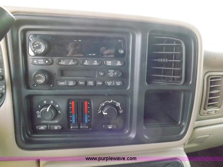 image for item I8487 2004 Chevrolet Suburban 1500 SUV