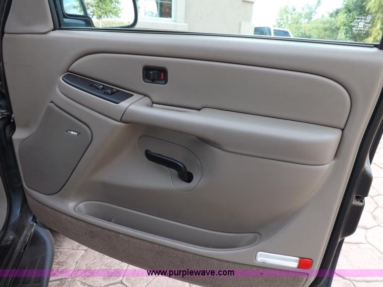 image for item I8487 2004 Chevrolet Suburban 1500 SUV