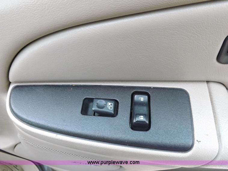 image for item I8487 2004 Chevrolet Suburban 1500 SUV