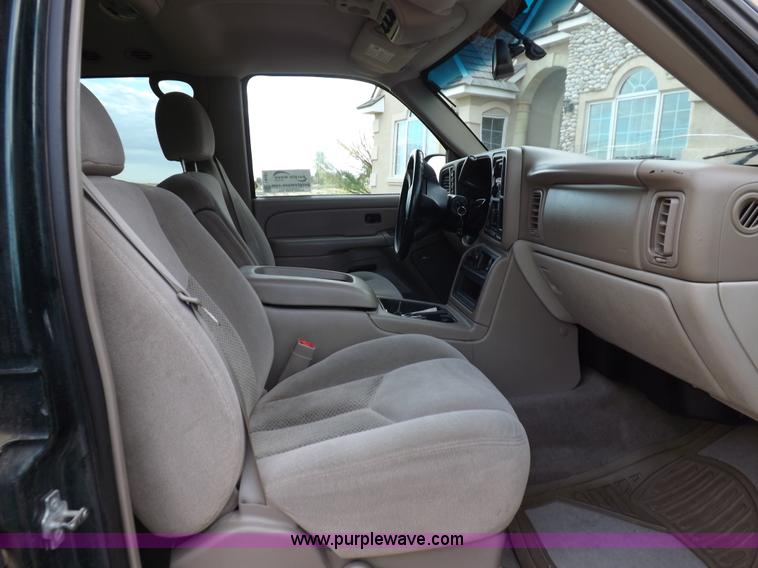 image for item I8487 2004 Chevrolet Suburban 1500 SUV