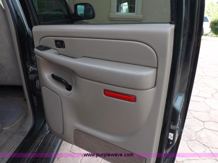 image for item I8487 2004 Chevrolet Suburban 1500 SUV