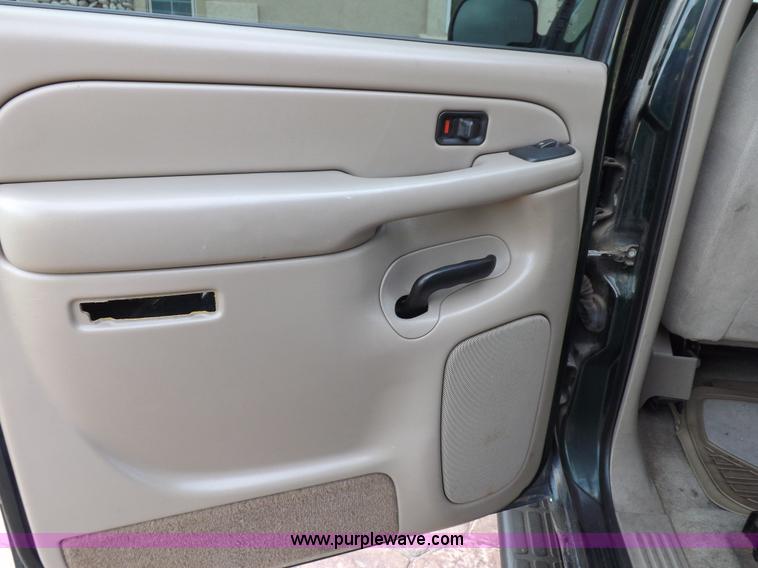 image for item I8487 2004 Chevrolet Suburban 1500 SUV