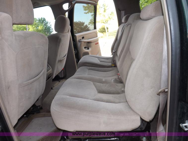 image for item I8487 2004 Chevrolet Suburban 1500 SUV