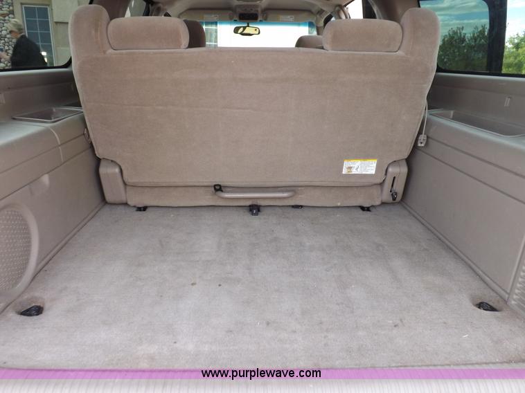 image for item I8487 2004 Chevrolet Suburban 1500 SUV