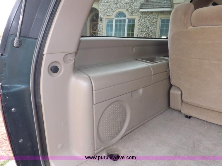 image for item I8487 2004 Chevrolet Suburban 1500 SUV