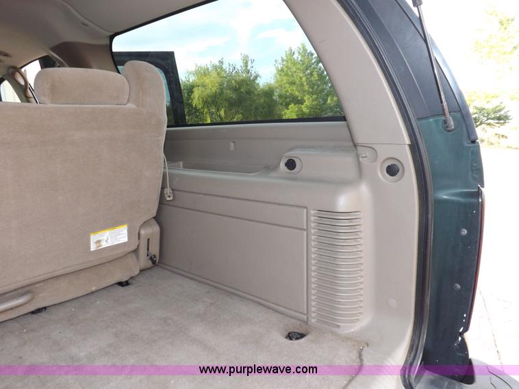 image for item I8487 2004 Chevrolet Suburban 1500 SUV