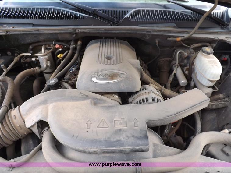 image for item I8487 2004 Chevrolet Suburban 1500 SUV