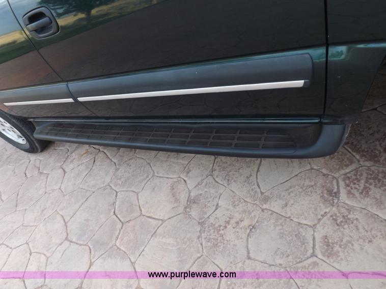 image for item I8487 2004 Chevrolet Suburban 1500 SUV