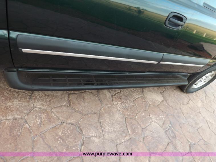 image for item I8487 2004 Chevrolet Suburban 1500 SUV