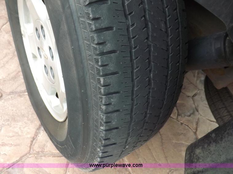 image for item I8487 2004 Chevrolet Suburban 1500 SUV