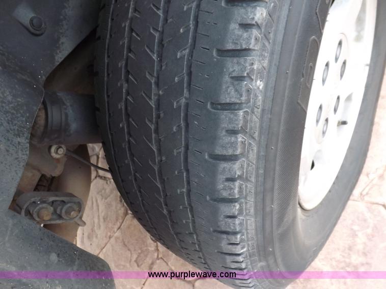 image for item I8487 2004 Chevrolet Suburban 1500 SUV