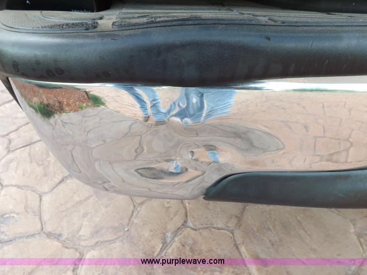 image for item I8487 2004 Chevrolet Suburban 1500 SUV