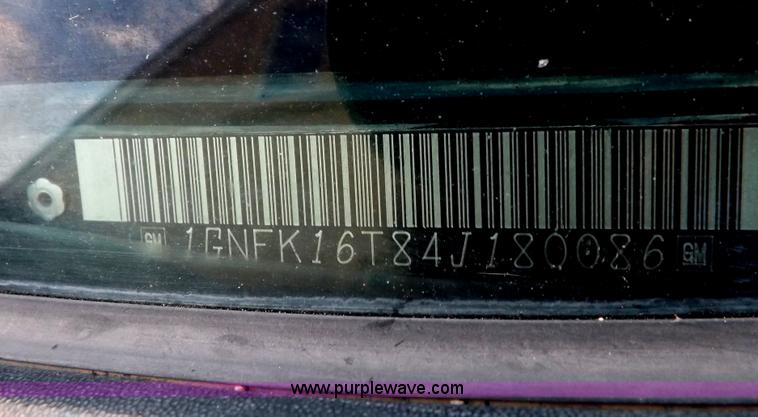 image for item I8487 2004 Chevrolet Suburban 1500 SUV