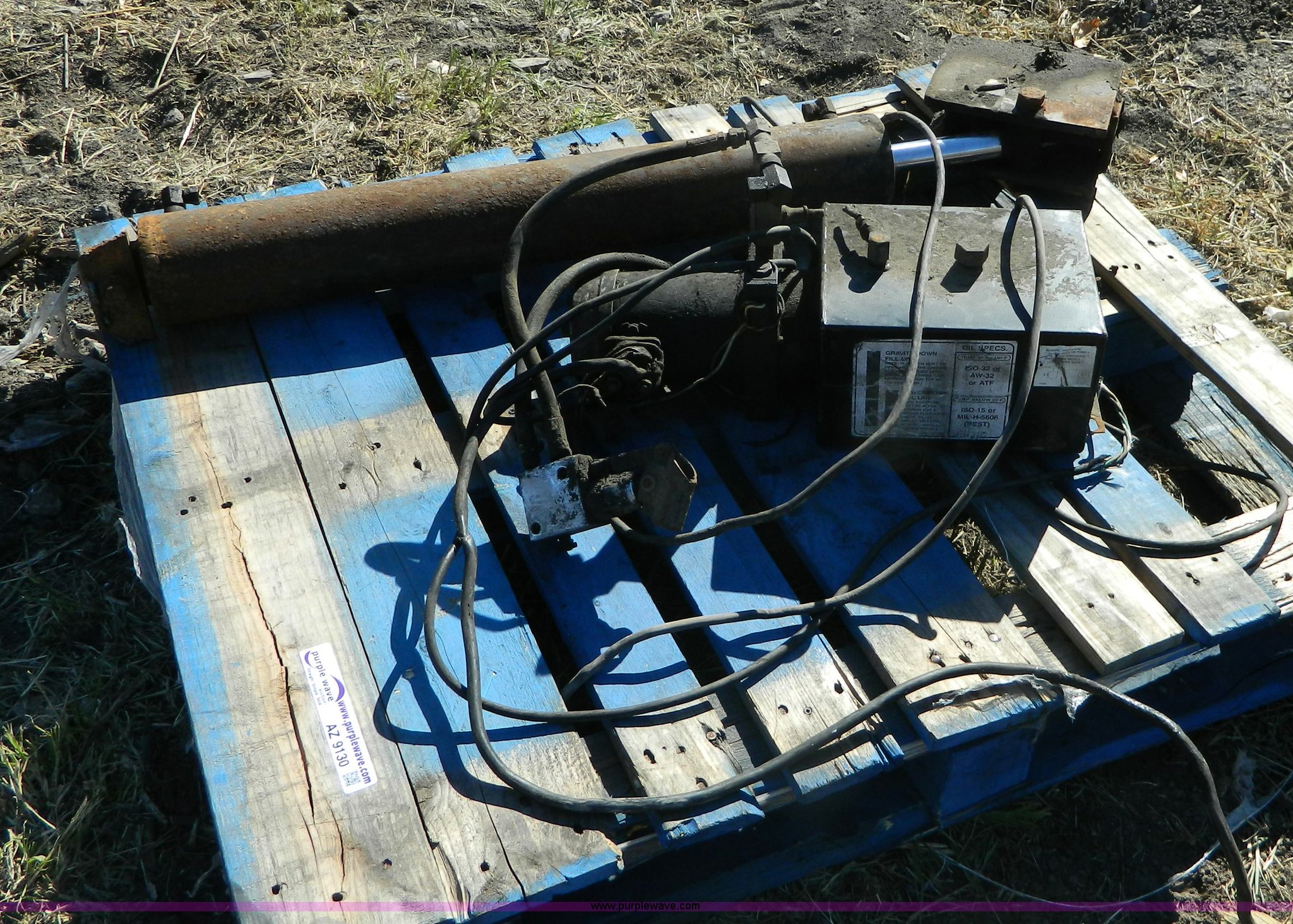 12V electric over hydraulic ram in Glasco, KS Item AZ9130 sold