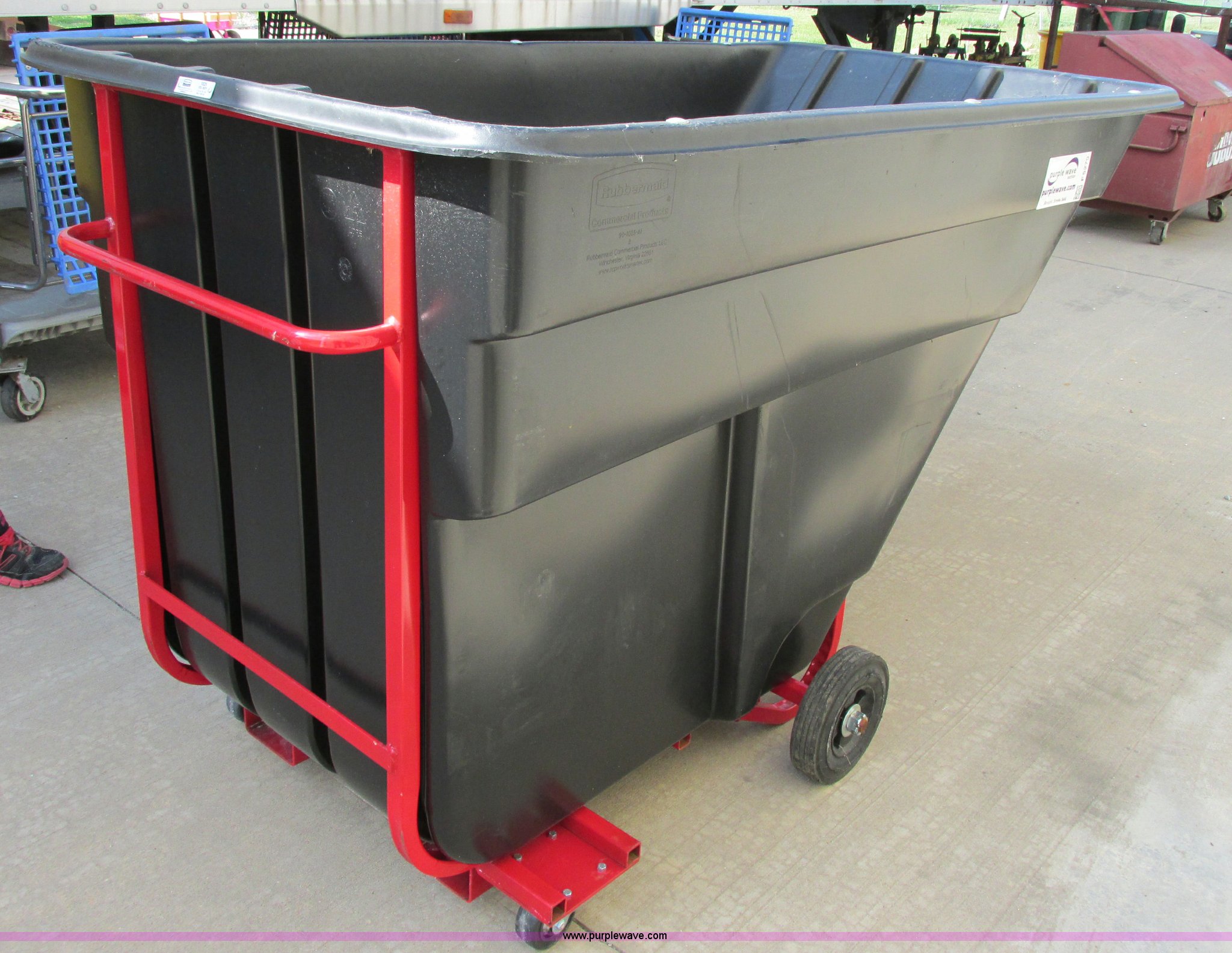 Rubbermaid 1.5 cubic yard dumpster in Oak Grove, MO Item F5279 sold