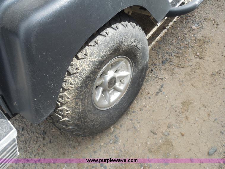 image for item AL9612 2005 Club Cart XRT 810E utility vehicle