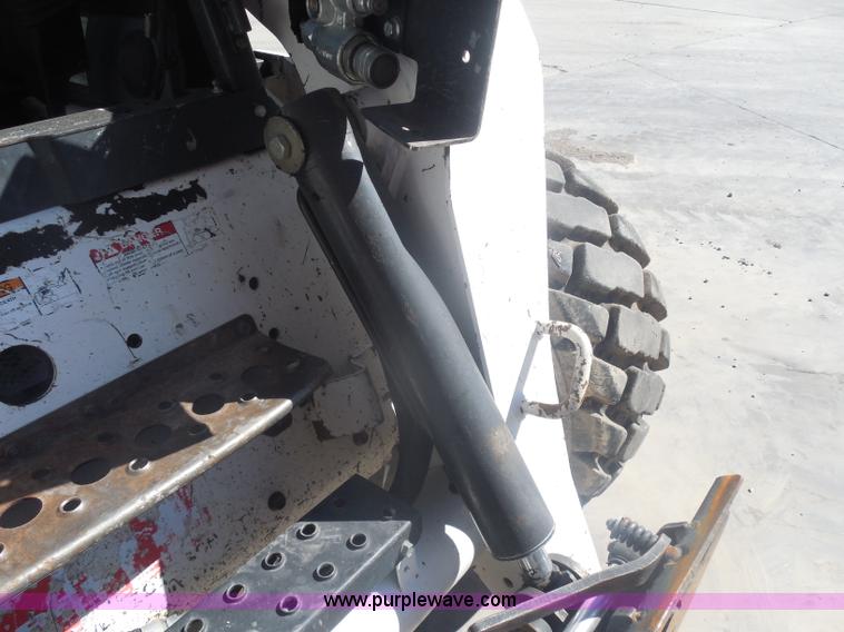 image for item AL9651 2008 Bobcat S330 skid steer