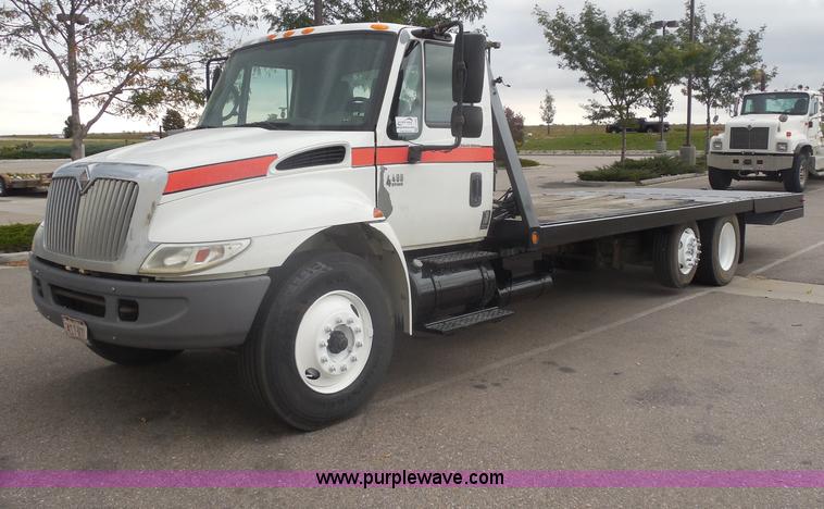 image for item I1322 2004 International DuraStar 4400 flatbed truck