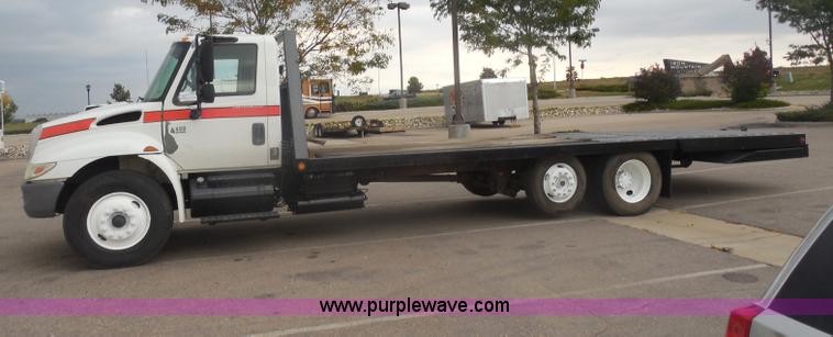 image for item I1322 2004 International DuraStar 4400 flatbed truck