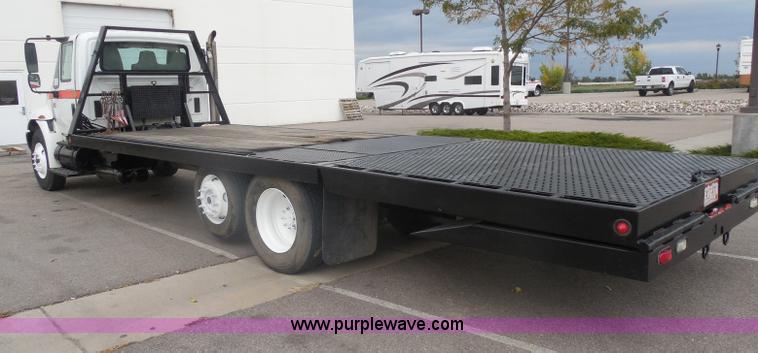 image for item I1322 2004 International DuraStar 4400 flatbed truck