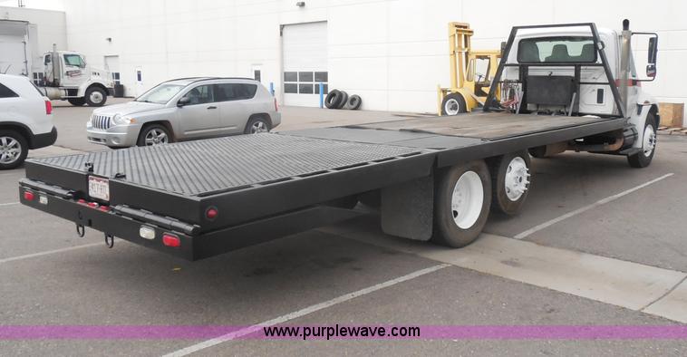 image for item I1322 2004 International DuraStar 4400 flatbed truck