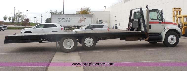 image for item I1322 2004 International DuraStar 4400 flatbed truck