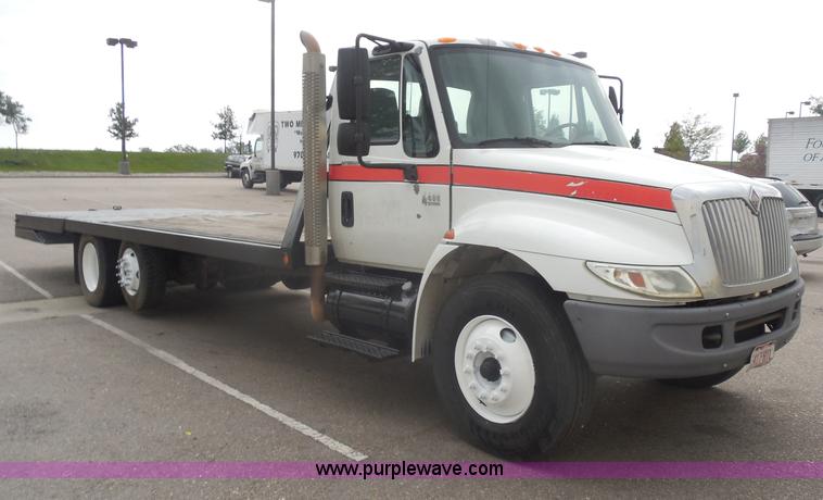 image for item I1322 2004 International DuraStar 4400 flatbed truck