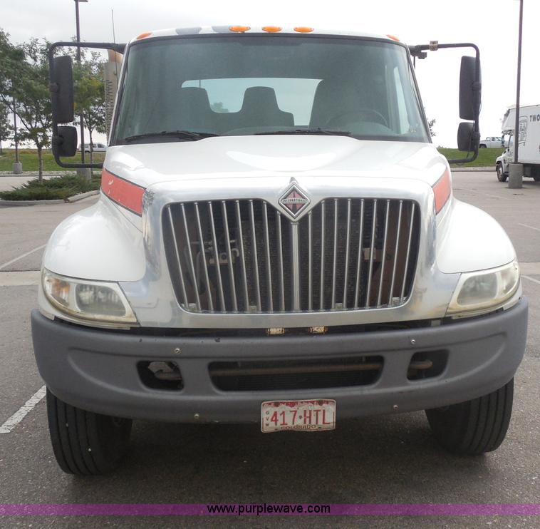 image for item I1322 2004 International DuraStar 4400 flatbed truck
