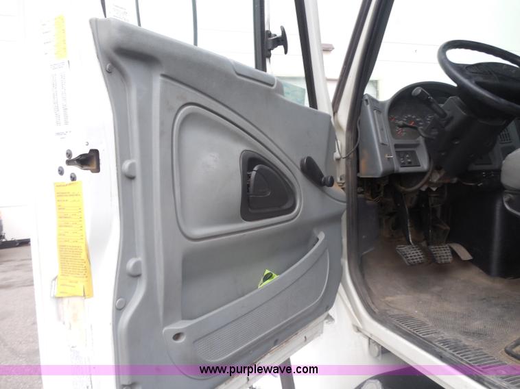 image for item I1322 2004 International DuraStar 4400 flatbed truck