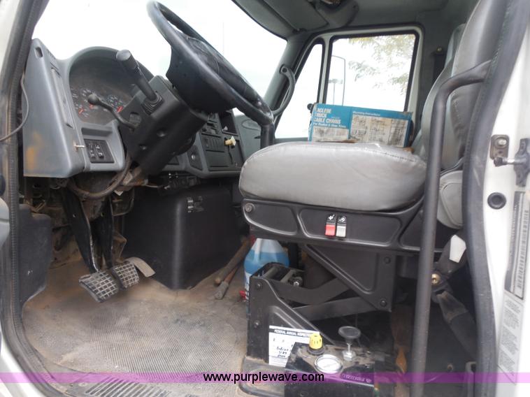 image for item I1322 2004 International DuraStar 4400 flatbed truck