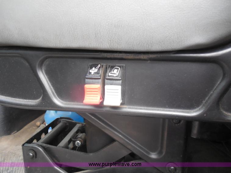 image for item I1322 2004 International DuraStar 4400 flatbed truck