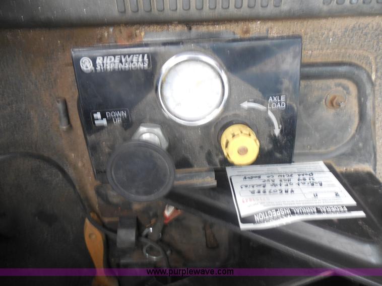 image for item I1322 2004 International DuraStar 4400 flatbed truck