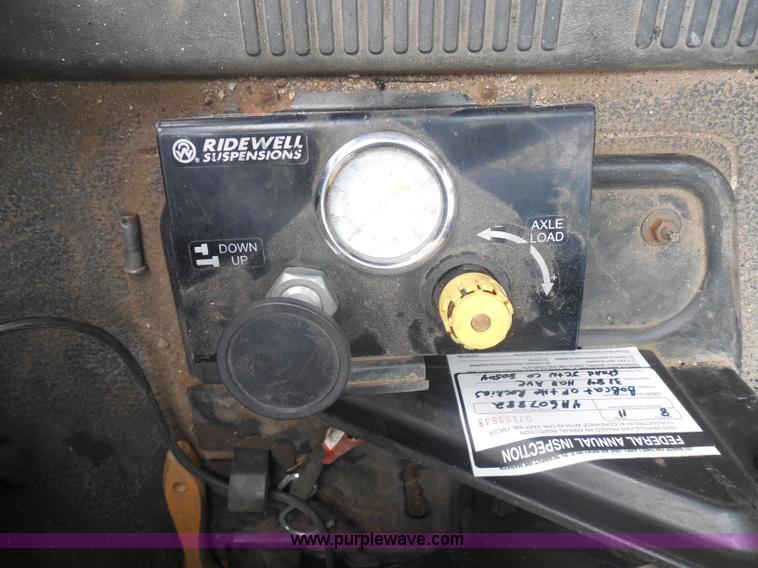 image for item I1322 2004 International DuraStar 4400 flatbed truck