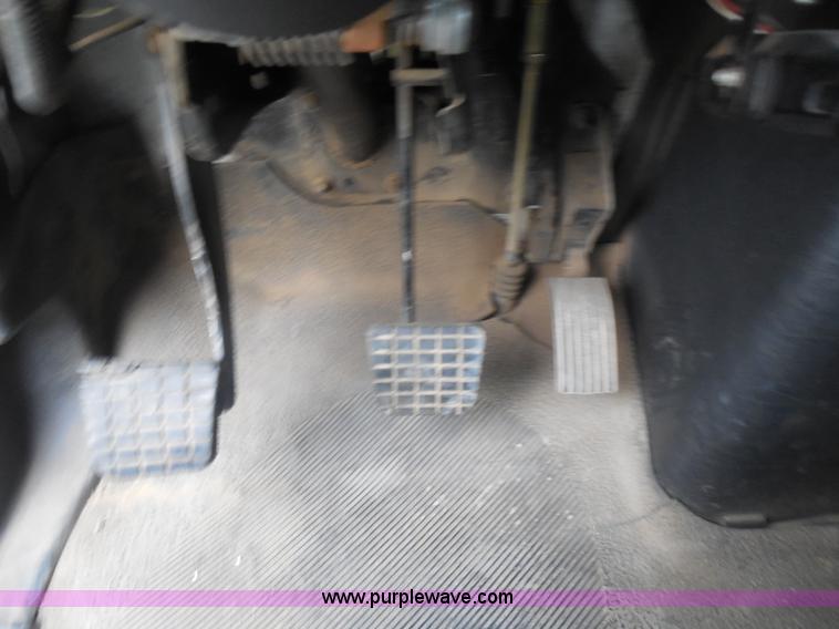 image for item I1322 2004 International DuraStar 4400 flatbed truck