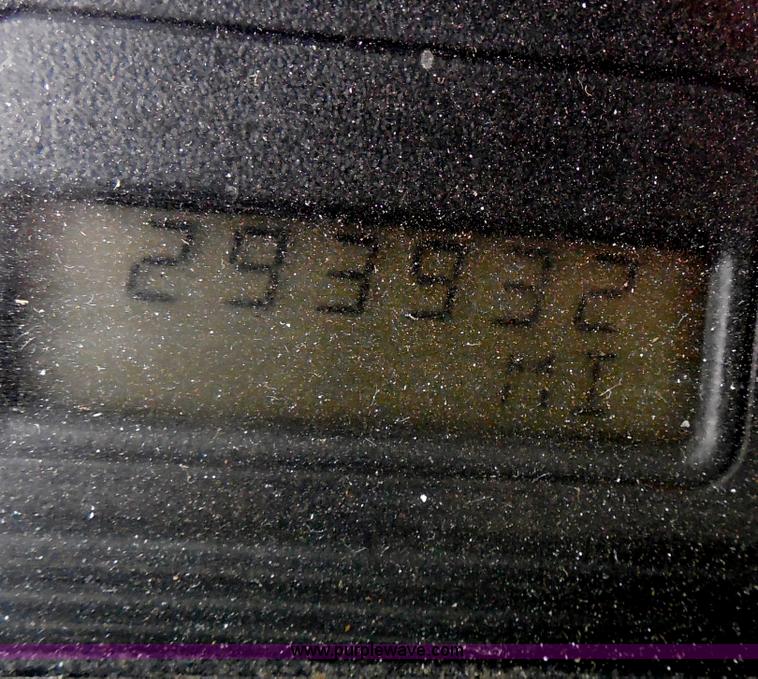 image for item I1322 2004 International DuraStar 4400 flatbed truck