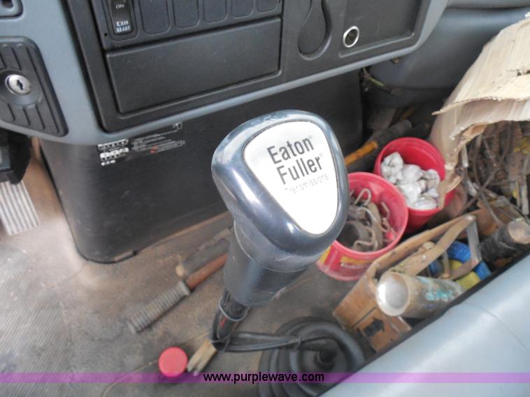 image for item I1322 2004 International DuraStar 4400 flatbed truck